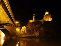 L'église et le pont Méthéki de la Vierge et la petite chapelle Saint-Dodo vus de nuit.