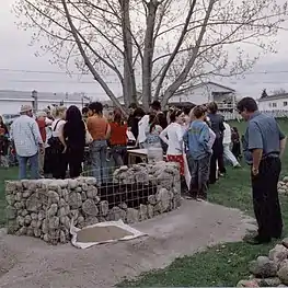 Participants à l'action performative « Pierres Plantées ».