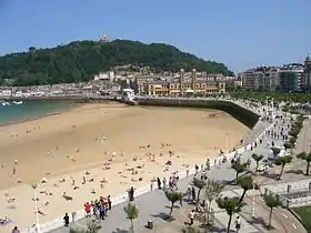 Le mont Urgull vu depuis la plage de la Concha