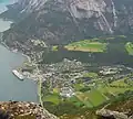 Le cimetière est situé sur Hæreid, qui est la terrasse sur la rive droite de la rivière