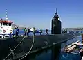 Des marins effectuent des opérations d’amarrage alors que le sous-marin USS Albany (SSN 753) arrive dans la baie de Souda pour une visite portuaire de routine.