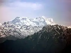 Les versants sud et sud-ouest depuis Dochu-La.