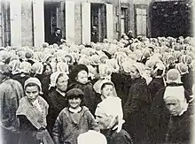 Distribution de vivres à la mairie en 1903 lors de la crise sardinière