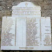 Plaque commémorative à la mémoire des 50 résistants torturés et assassinés au fort de Penthièvre par les Allemands le 13 juillet 1944.