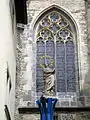 La réplique de la statue de la Vierge Marie destinée à la reconstruction est restée placée devant une fenêtre de l'église de Tyn pendant des années