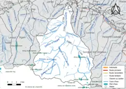 Carte en couleur présentant le réseau hydrographique de la commune