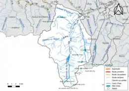 Carte en couleur présentant le réseau hydrographique de la commune