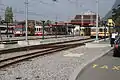 La gare d'Aigle en septembre 2009, vue des voies des TPC avec, au dernier plan, un Interregio sur la voie 1 des CFF.