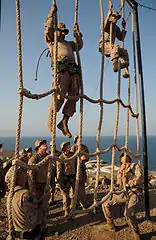 Des marines américains sur un filet d’abordage, décembre 2009.