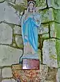 Statue de la Vierge à l'Enfant offerte en 1945 à la communauté des religieuses de Duault par le comité de la Résistance en guise de remerciement. Lors du départ des religieuses de Duault en 2001, celles-ci en ont fait don à la chapelle Saint-Gildas de Carnoët.