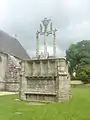 Le calvaire du placître de la chapelle Notre-Dame de Kerdévot.