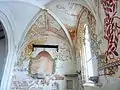 La chapelle seigneuriale et ses fresques murales (après la restauration survenue en 2014).