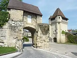 Photo d'une tour médiévale avec au premier plan une porte fortifiée