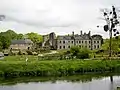 L'abbaye Notre-Dame de Bon-Repos vue depuis la rive droite du Blavet.