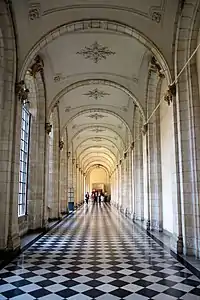 Couloir du cloître menant au musée des Beaux-Arts.