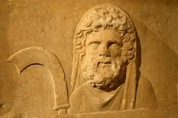 Bas-relief romain du IIe siècle apr. J.-C. représentant Saturne tenant une faucille.
