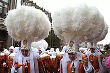 Gilles portant un chapeau de plumes d'autruche au carnaval de Binche.