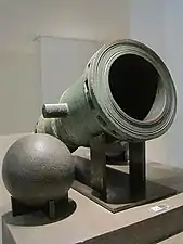 La bombarde-mortier d'Aubusson exposée avec deux boulets au musée de l'Armée.