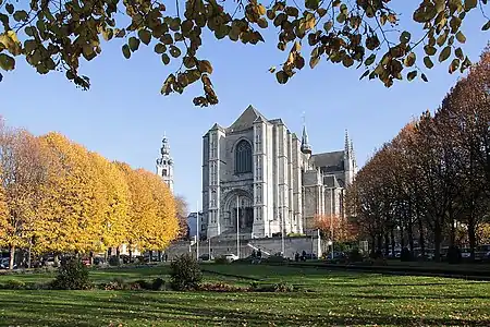 La tour de la collégiale Sainte-Waudru de Mons aurait dû mesurer environ 190 m, mais par manque de financement elle ne dépasse pas la hauteur de la nef.