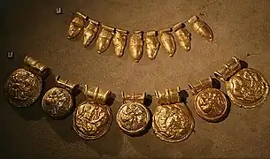 Collier avec des scènes mythologiques. IVe s. av. JC (inv. 13412)