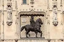 Statue équestre de Louis XII , qui orne la façade de l'hôtel de ville de Compiègne.