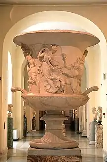Salles des Horti, fontaine en forme de vase ornée de scènes dionysiaques.