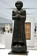 Statue de Gudea de Lagash debout. Musée du Louvre.
