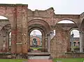 Ruines des ateliers et cour ovale de l'ancien complexe industriel