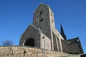 Le porche de la collégiale.