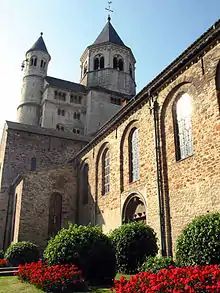 2005 : l'avant-corps et la porte méridionale de l'ancienne abbatiale de Nivelles.