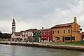 Le campanile de L'Archange St-Michel et les maisons le long du canal de Mazzorbo