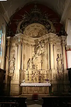 Autel de la Vierge. Retable représentant le don du Rosaire par la Vierge et l'Enfant Jésus à saint Dominique.