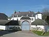 Château de Roumont dit Relais Casaquy, à Flamierge ainsi que la cour intérieure entourée des écuries, chenils et communs (M) et l'ensemble formé par ce château et les terrains environnants (S)