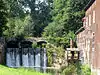 Ensemble formé par le moulin de l'abbaye du XVIIè siècle, sa cascade et les abords