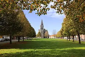 Ensemble formé par la Grand-Place, y compris le tilleul tricentenaire à Saint-Maur