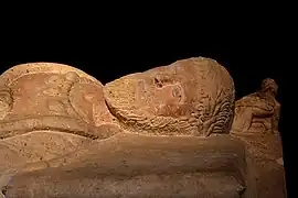 Sarcophage en bas-relief ouvragé en marbre de El Circeo à chromatique rouge, nécropole de Banditaccia, près du site étrusque de « Cisra ». Actuellement conservé au Museo Gregoriano Etrusco du Vatican.