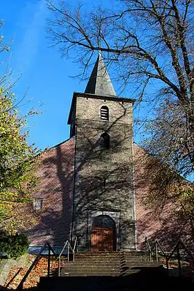 La tour de l'église Saint-Foy, à Sauvenière (M) ainsi que l'ensemble formé par ladite tour, le perron, reste de l'ancien cimetière, et l'esplanade bordée de tilleuls (S)