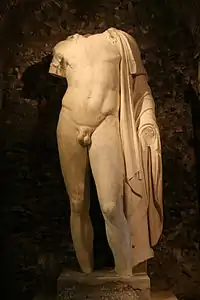 Statue colossale de Veiove dans la galerie transversale du Tabularium.
