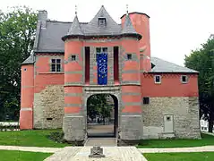 Châtelet d'entrée dont la partie inférieure est du XIIIe siècle.