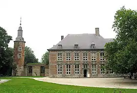 Le corps de logis de style Louis XIII du château de Trazegnies en Belgique.