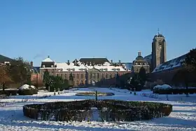 Photo couleur montrant une vue d'ensemble de la façade principale en hiver.
