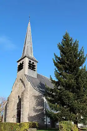 L'église Saint-Pierre (façade principale et nef centrale avec ses colonnes et ses arcades du XIVe s. ainsi que le carillon) à Vezon