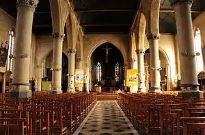 Nef, collatéraux et chœur (XVIIe siècle) de l'église Saint-Martin.