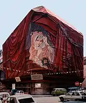Ce décor peint est composé d’une centaine de toiles de 18 m2.  Elles ont été juxtaposées au moment de l’accrochage pour former un ensemble sur les trois pans de l’immeuble Mazda. Tout a été peint à la main, à Issy-les-Moulineaux en avril et mai 1986.