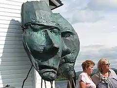 La Pierre Nomade, roulant de par devant, a conduit une centaine de pèlerins jusqu’à la Chapelle Saint-Cyriac.