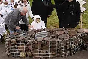 Jocelyn Maltais accompagnant un élève qui dépose sa capsule temporelle dans le Tacon site des Patenteux.