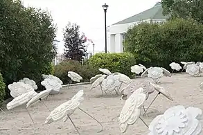 125 fleurs pétrifiées installées au aux Grands Jardins de Normandin en 2006.