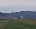 Un appareil de l'Air Force Reserve démontre la profondeur stratégique du transport aérien de combat sur une autoroute du Wyoming au cours d'un exercice d'entraînement.