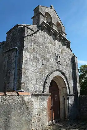 Façade de l'église Saint-Vivien.