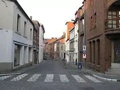 La rue d'Angleterre à Chimay : le n° 16 est la maison de Louise Vandevoorde (Julie Bernard).